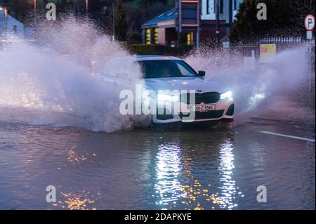 Bantry, West Cork, Irlande. 14 novembre 2020. La ville de Bantry s'est encore inondée ce soir après une journée de pluie. La route de la place de la ville a été inondée en raison de la quantité de pluie, ce qui a provoqué l'élévation du tarmac. Crédit : AG News/Alay Live News Banque D'Images