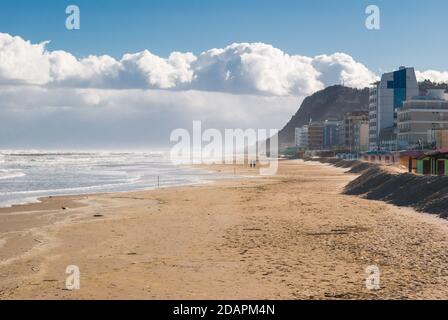 La plage de Pesaro, dans la région des Marches, en hiver Banque D'Images