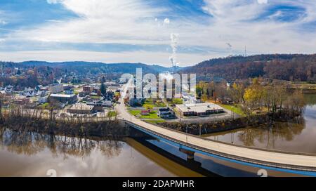 Vue aérienne de la ville de point Marion in Pennsylvanie avec la centrale à charbon fort Martin dans le arrière-plan Banque D'Images