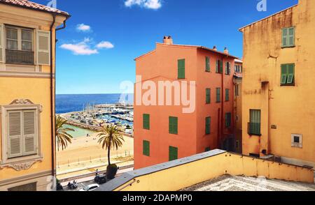 Maisons ocre de Menton en Provence, France. Banque D'Images