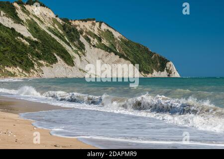 Falaise sur la plage de Mezzavalle le long du mont Conero (Marche, Italie) Banque D'Images