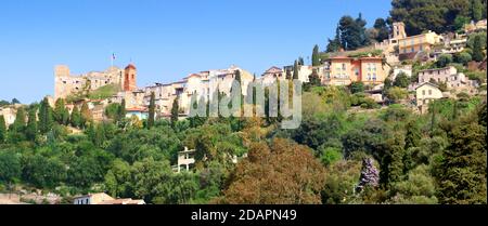 Panorama du village perché de Roquebrune sur la Côte d'Azur. Banque D'Images