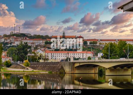 Panorama de la ville de Coimbra au Portugal. Banque D'Images