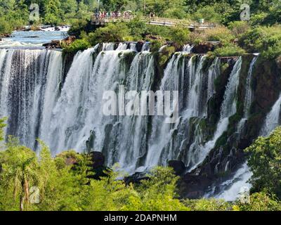 Vue sur les chutes d'Iguazú prise de la promenade du circuit supérieur, province de Misiones, Argentine. Banque D'Images