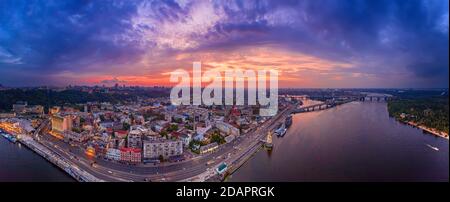 Couleur spectaculaire coucher de soleil sur le Dniepr à Kiev, Ukraine, l'arrière-plan de voyage Banque D'Images