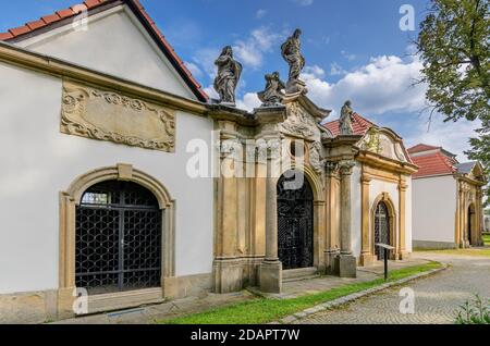 Le 18e cent., chapelles funéraires baroques. Ville de Jelenia Gora, (ger.: Hirschberg im Riesengebirge), province de Basse-Silésie, Pologne. Banque D'Images