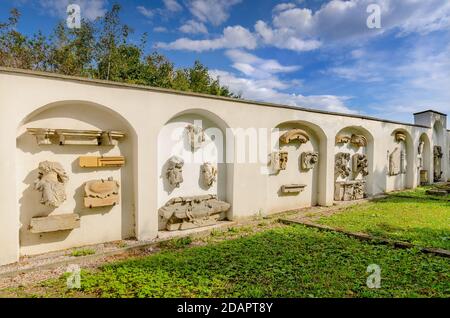 Vestiges du XVIIIe siècle, chapelles funéraires baroques. Ville de Jelenia Gora, (ger.: Hirschberg im Riesengebirge), province de Basse-Silésie, Pologne. Banque D'Images