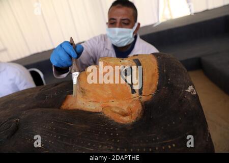 Giza, Égypte. 14 novembre 2020. Un archéologue travaille sur le site de la découverte du cercueil en bois dans la province de Gizeh, en Égypte, le 14 novembre 2020. Le ministère égyptien du Tourisme et des Antiquités a dévoilé samedi 100 anciens cercueils récemment découverts dans la province de Giza, près de la capitale du Caire. Credit: Ahmed Gomaa/Xinhua/Alamy Live News Banque D'Images