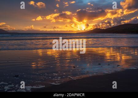 Un coucher de soleil magique qui donne sur la plage de Inch sur la péninsule de Dingle, en Irlande Banque D'Images