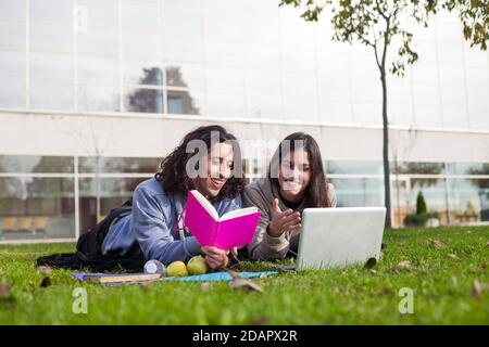 deux heureux étudiants de l'université étudiant en plein air sur le campus de l'école Banque D'Images