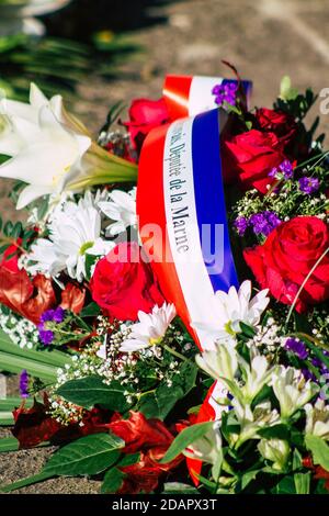 Reims France 11 novembre 2020 clôture de la couronne de fleurs lors de la cérémonie de commémoration de l'armistice pendant l'épidémie du coronavirus et le confinement Banque D'Images