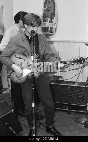 Norman Blake et Raymond McGinley de The Boy coiffeurs jouant un concert au Horse and Groom pub à Bedford , le 17 octobre 1987. Banque D'Images
