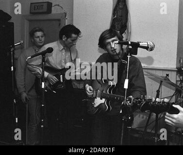 Joe McAlinden, Raymond McGinley et Norman Blake of the Boy coiffeurs jouant un concert au Horse and Groom pub à Bedford, le 17 octobre 1987. Banque D'Images