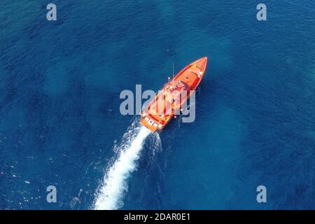 Vue aérienne d'un navire de sauvetage maritime naviguant dans l'océan. Photographie de haute qualité. Photo de haute qualité Banque D'Images