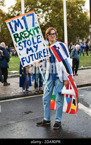 LONDRES, Royaume-Uni - un jeune manifestant contre le brexit tient « Je suis 17 le Brexit a volé mon futur écriteau » lors de la manifestation contre le Brexit le 23 mars 2019 à Londres. Banque D'Images