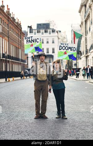 LONDRES, Royaume-Uni - des manifestants anti-brexit tiennent des pancartes lors de la manifestation anti-Brexit le 23 mars 2019 à Londres. Banque D'Images
