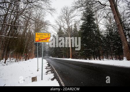 Placer le signe de nom à la fin d'Eend direction Schierke, temps d'hiver de rêve, route de campagne vide, district Eend, Oberharz am Brocken, district Banque D'Images
