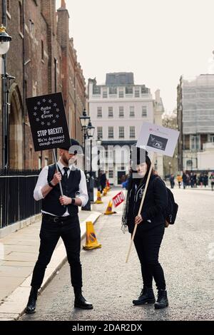 LONDRES, Royaume-Uni - deux manifestants anti-brexit tiennent des pancartes lors de la manifestation anti-Brexit le 23 mars 2019 à Londres. Banque D'Images
