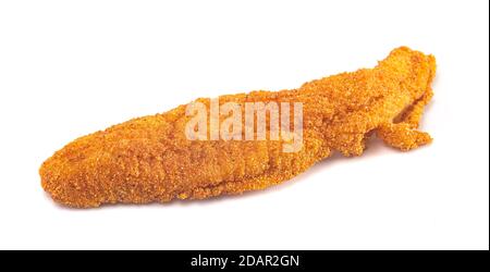 Filets de poisson panés et frits isolés sur fond blanc Banque D'Images