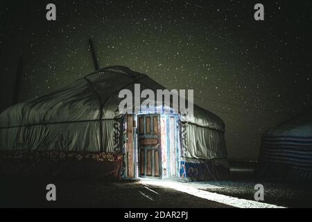 Yourte de chasseur d'aigle Bashakhan SPAI la nuit, ciel étoilé au-dessus de Kisil Char, Olgii, Mongolie Banque D'Images