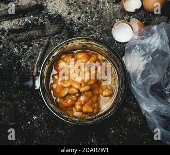 Haricots en conserve, repas dans un refuge de réfugiés, Belgrade, Serbie Banque D'Images