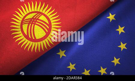 Kirghizistan et Union européenne deux drapeaux tissu textile, texture textile Banque D'Images