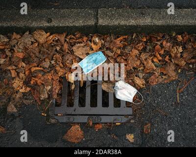 Masques rejetés, rue, feuilles d'automne, Schliersee, Bavière, Allemagne Banque D'Images