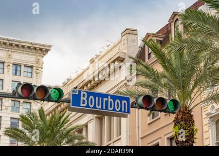 Panneau Bourbon Street au-dessus de la route avec feux de signalisation à New Orléans Louisiane Banque D'Images