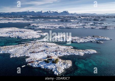 Chaîne de montagne enneigée Seven Sisters, de syv sostre, SJU sostre, îles de l'archipel d'hiver en mer, Heroy, Nordland, Norvège Banque D'Images