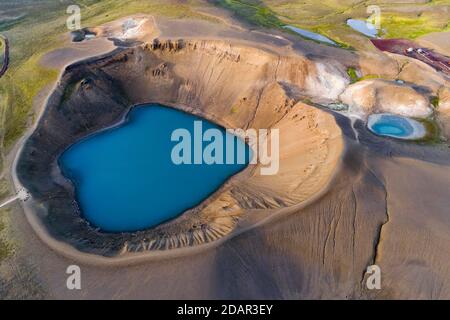 Vue aérienne du lac bleu dans le cratère du volcan Viti à la centrale de Krafla, région de Myvatn, Skutustaoir, Eystra de Norourland, Islande Banque D'Images