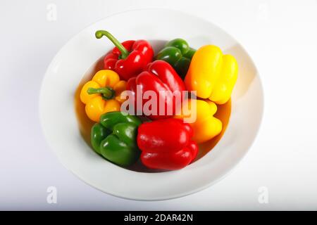 Poivrons rouges, jaunes et verts (Capsicum annuum), légumes, enregistrement studio, Allemagne Banque D'Images