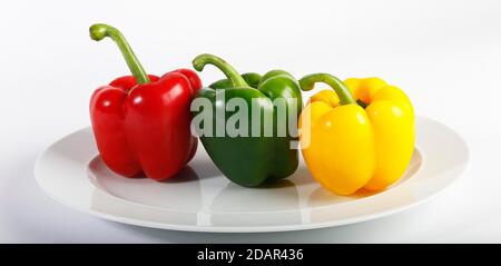 Poivrons rouges, jaunes et verts (Capsicum annuum), légumes, enregistrement studio, Allemagne Banque D'Images