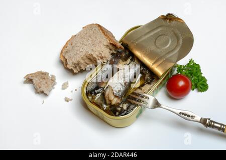 Sardines en étain ouvert avec fourche, Sardines d'huile, Allemagne Banque D'Images