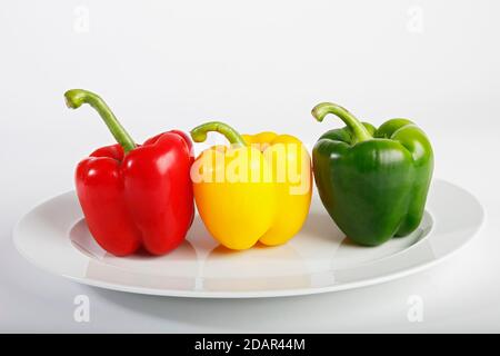 Poivrons rouges, jaunes et verts (Capsicum annuum), légumes, enregistrement studio, Allemagne Banque D'Images