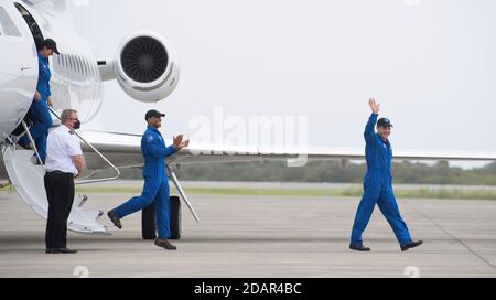 Les astronautes de la NASA, Mike Hopkins, à droite, Victor Glover, au centre, et Shannon Walker, à gauche, se sont délecés lorsqu'ils arrivent à l'installation de lancement et d'atterrissage pour la mission commercial Crew One au Kennedy Space Center le 8 novembre 2020 à Cape Canaveral, en Floride. Banque D'Images