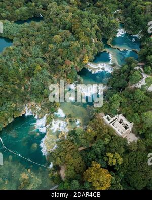 Vue aérienne, cascades, Parc national de Krka, région de Sibenik-Pgenoux, Dalmatie, Croatie Banque D'Images