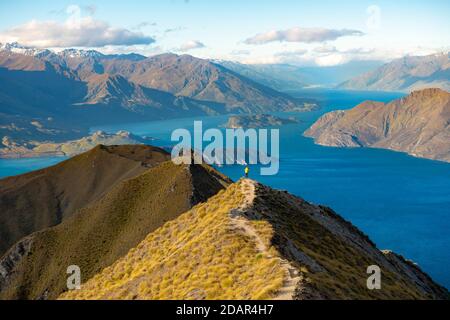Randonnée au sommet du Mont Roy, vues sur les montagnes et le lac, Roys Peak, Lac Wanaka, Alpes du Sud, Otago, Île du Sud, Nouvelle-Zélande Banque D'Images