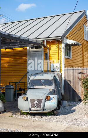 Ancien Citroen 2CV vintage devant la maison peinte ou le café de la Nouvelle-Orléans en Louisiane Banque D'Images