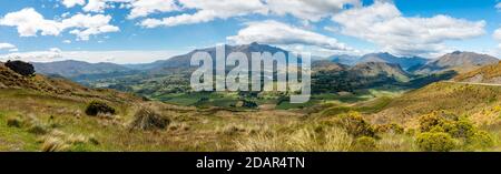 Vue sur les montagnes environnantes avec la chaîne de montagnes Remarkables et le lac Wakatipu, le domaine skiable de Coronet Peak, Otago, Île du Sud, Nouvelle-Zélande Banque D'Images