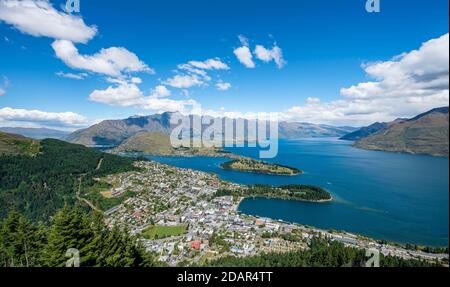 Vue sur le lac Wakatipu et Queenstown, la réserve pittoresque de Ben Lomond, la chaîne de montagnes Remarkables, Otago, Île du Sud, Nouvelle-Zélande Banque D'Images