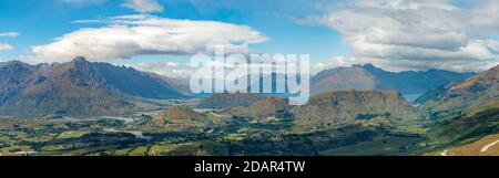 Vue sur les montagnes environnantes avec la chaîne de montagnes Remarkables et le lac Wakatipu, le domaine skiable de Coronet Peak, Otago, Île du Sud, Nouvelle-Zélande Banque D'Images