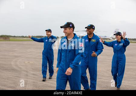 Les astronautes de la NASA se mettent à la vague lorsqu'ils arrivent à l'installation de lancement et d'atterrissage de l'équipage commercial une mission au Kennedy Space Center le 8 novembre 2020 à Cape Canaveral, en Floride. De gauche à droite : l'astronaute JAXA Soichi Noguchi, l'astronaute de la NASA Mike Hopkins, Victor Glover et Shannon Walker. Banque D'Images