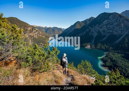 Randonnée sur le sentier de randonnée, vue sur Plansee, Schoenjoechl en arrière-plan, randonnée à Schrofennas, Alpes d'Ammergau, quartier de Reutte, Tyrol, Autriche Banque D'Images