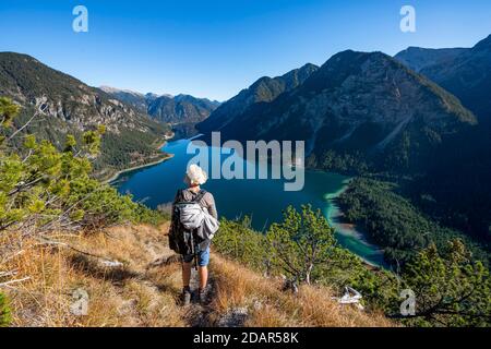 Randonnée sur le sentier de randonnée, vue sur Plansee, Schoenjoechl en arrière-plan, randonnée à Schrofennas, Alpes d'Ammergau, quartier de Reutte, Tyrol, Autriche Banque D'Images