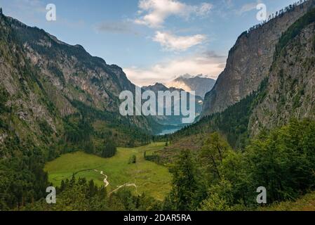Vue sur l'Obersee et le Koenigssee depuis le Roethsteig, derrière Watzmann, parc national de Berchtesgaden, haute-Bavière, Bavière, Allemagne Banque D'Images