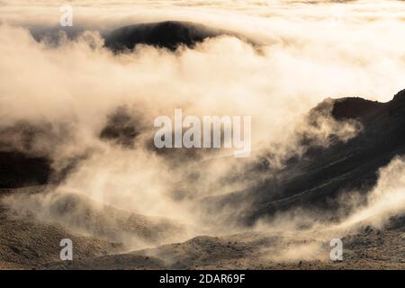 Vue de Mt. De Ngauruhoe à Mt. Ruapehu au lever du soleil, Océanie, Parc national de Tongariro, site classé au patrimoine mondial de l'UNESCO, Ruapehu, Île du Nord, Nouvelle-Zélande Banque D'Images