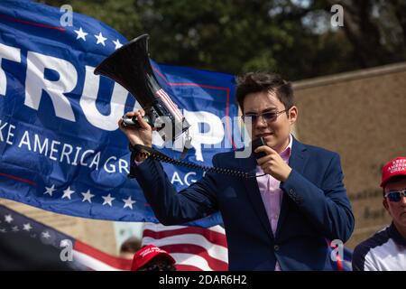 Fort Worth, Texas, États-Unis. 14 novembre 2020. CARLOS TURCIOS, un militant de Trump âgé de dix-sept ans, a organisé un rassemblement massif pour les partisans de Trump qui estimaient que l’élection présidentielle de 2020 était injuste. Crédit : Chris Rusanowsky/ZUMA Wire/Alay Live News Banque D'Images