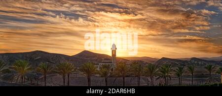 Mosquée avec palmiers au coucher du soleil à Malikia Resort Abu Dabbab, Hilton Nubian Resort, Al Qusair, Marsa Alam, Egypte