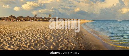 Plage de sable et récif de corail Abu-Dabbab, Hilton Nubian Resort, Al Qusair, Marsa Alam, Egypte Banque D'Images