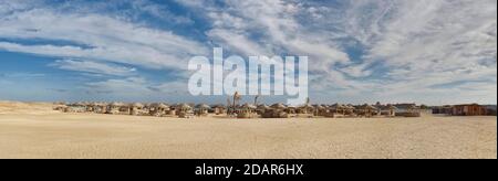 Plage de sable et récif de corail Abu-Dabbab, Hilton Nubian Resort, Al Qusair, Marsa Alam, Egypte Banque D'Images